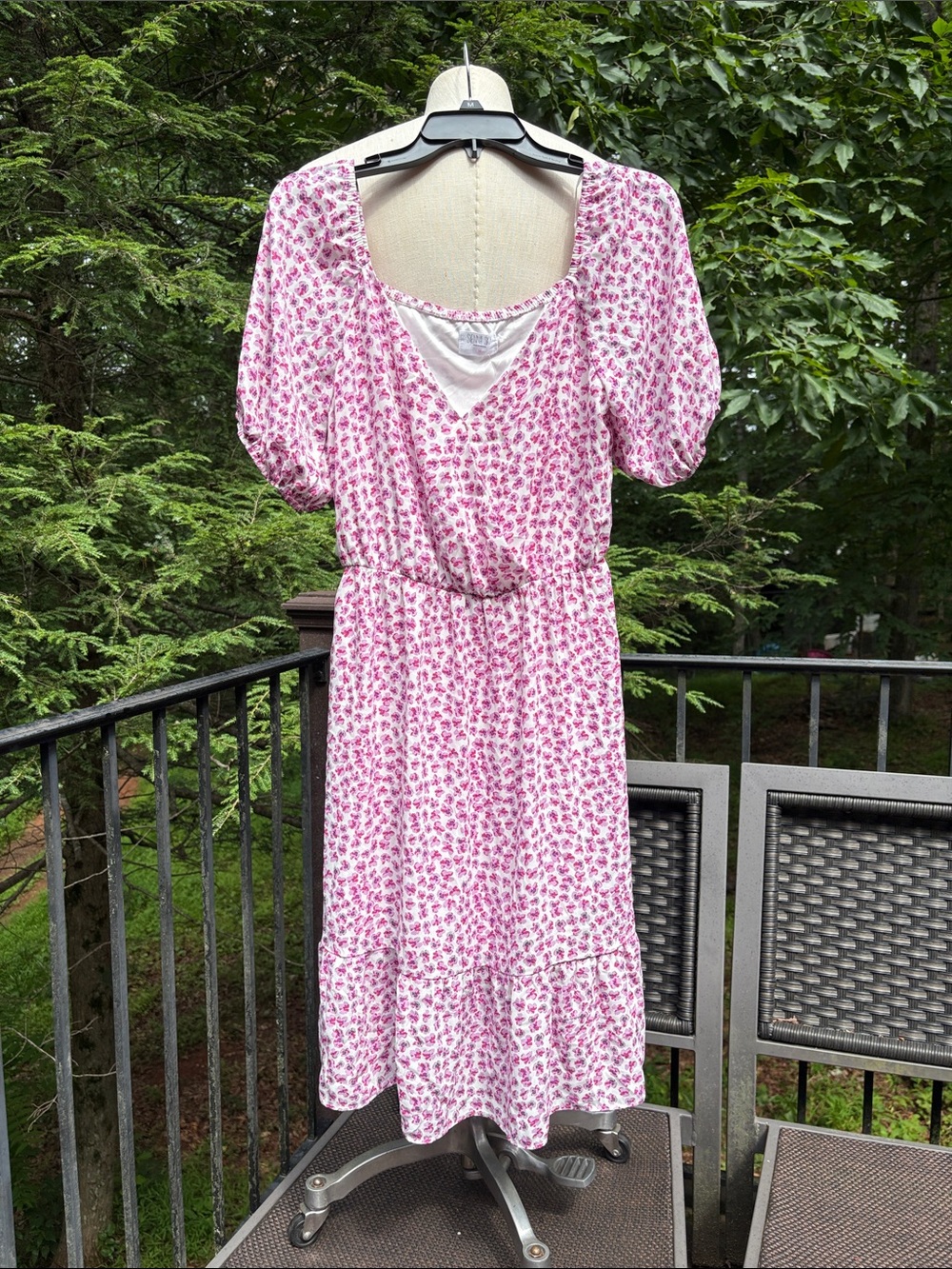 NWT Sienna Sky Floral Puff-Sleeve, v-neck, Midi Dress in Pink - sz M